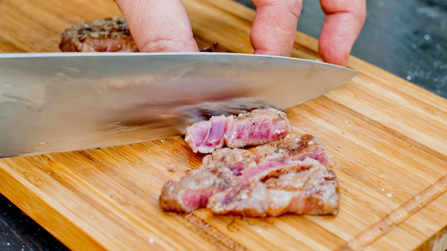 So sieht das perfekte Wagyu aus: Das Fleisch fühlt sich sehr butterig an und zergeht auf der Zunge. Geschmacklich ist es unglaublich intensiv, mit keinem anderen Fleisch vergleichbar.