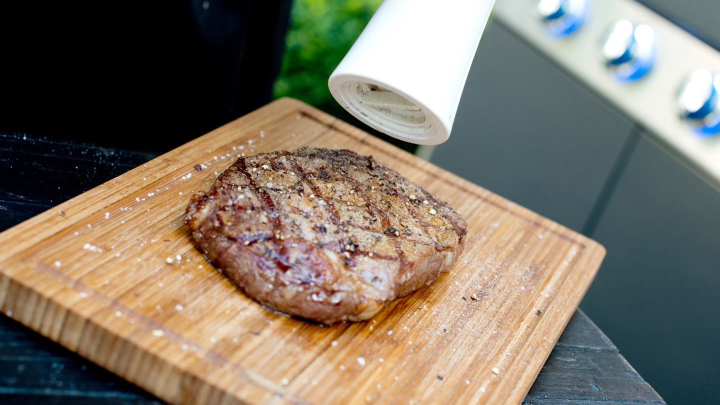 Befolgt man die "Fünf-vor-halb-fünf-nach-halb-Regel" und wendet das Fleisch immer wieder auf beiden Seiten, erhält man ein perfektes Grillmuster. Das Fleisch erst danach pfeffern, sonst verbrennt das Gewürz und wird bitter.