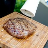Befolgt man die "Fünf-vor-halb-fünf-nach-halb-Regel" und wendet das Fleisch immer wieder auf beiden Seiten, erhält man ein perfektes Grillmuster. Das Fleisch erst danach pfeffern, sonst verbrennt das Gewürz und wird bitter.