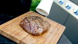 Befolgt man die "Fünf-vor-halb-fünf-nach-halb-Regel" und wendet das Fleisch immer wieder auf beiden Seiten, erhält man ein perfektes Grillmuster. Das Fleisch erst danach pfeffern, sonst verbrennt das Gewürz und wird bitter.