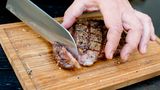 Wichtig ist, das Fleisch vor dem Anschneiden etwa fünf Minuten ruhen lassen, so verteilen sich die Fleischsäfte gleichmäßig. 