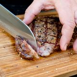 Wichtig ist, das Fleisch vor dem Anschneiden etwa fünf Minuten ruhen lassen, so verteilen sich die Fleischsäfte gleichmäßig. 