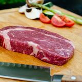 Dieses gesmokte, also geräucherte, Ribeye-Steak vom US-Beef eignet sich perfekt fürs Branding