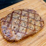 Dabei gilt folgende Faustregel: Fünf vor halb und fünf nach halb. Damit meint man die Stellung des Fleisches auf dem Grillrost, wenn man sich an einer Uhr orientiert. 