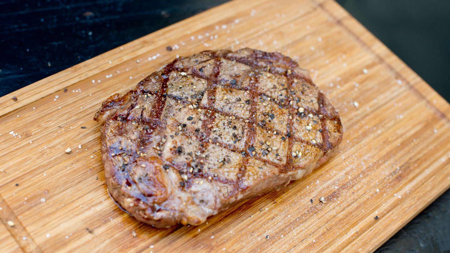 Dabei gilt folgende Faustregel: Fünf vor halb und fünf nach halb. Damit meint man die Stellung des Fleisches auf dem Grillrost, wenn man sich an einer Uhr orientiert. 