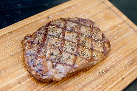 Dabei gilt folgende Faustregel: Fünf vor halb und fünf nach halb. Damit meint man die Stellung des Fleisches auf dem Grillrost, wenn man sich an einer Uhr orientiert. 