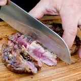 Dieses Fleisch ist medium, also rosa, gebraten. Wie Sie den Garpunkt übrigens perfekt bestimmen können, erfahren Sie hier. 