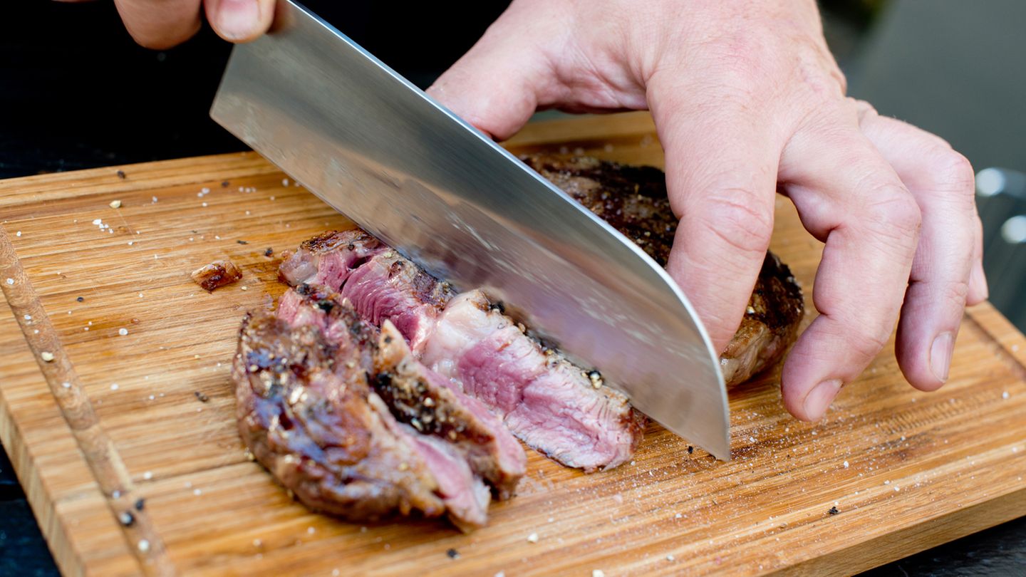 Dieses Fleisch ist medium, also rosa, gebraten. Wie Sie den Garpunkt übrigens perfekt bestimmen können, erfahren Sie hier. 