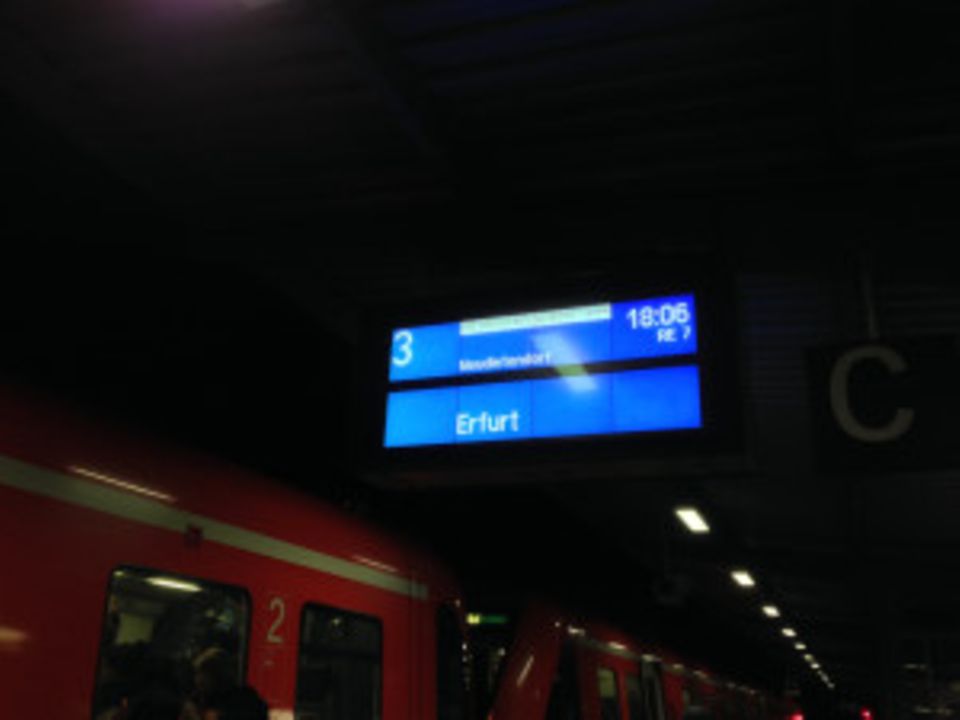 Neulich im Auto: Anzeige ohne verlässliche Info: Wer die Infoscreens verfolgte, musste auf den Gedanken kommen, dass hier Algorithmen die Prognosen generieren Neulich im Auto: Anzeige ohne verlässliche Info: Wer die Infoscreens verfolgte, musste auf den Gedanken kommen, dass hier Algorithmen die Prognosen generieren