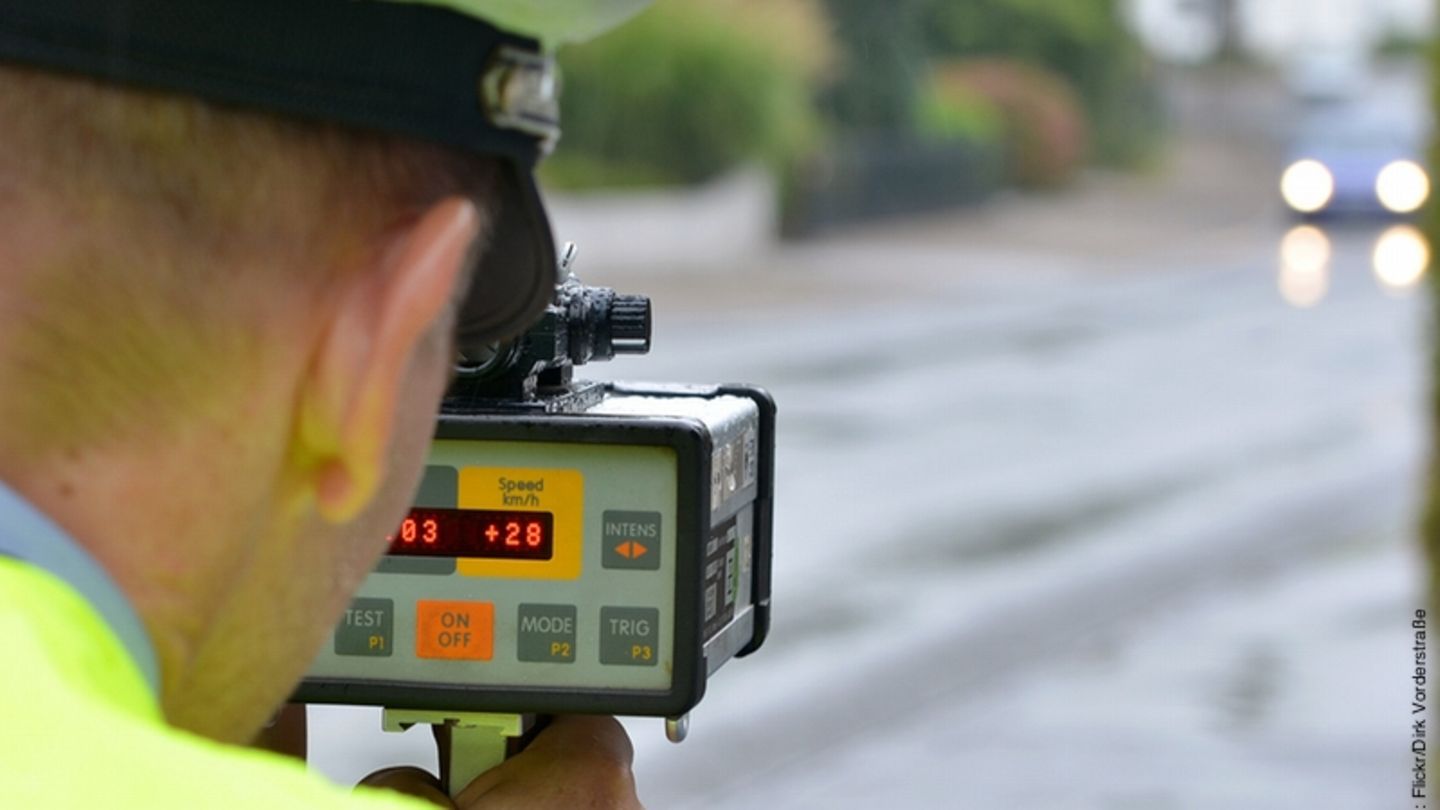 Neulich im Auto: Bußgeld wegen Nutzung von Blitzer-App rechtmäßig