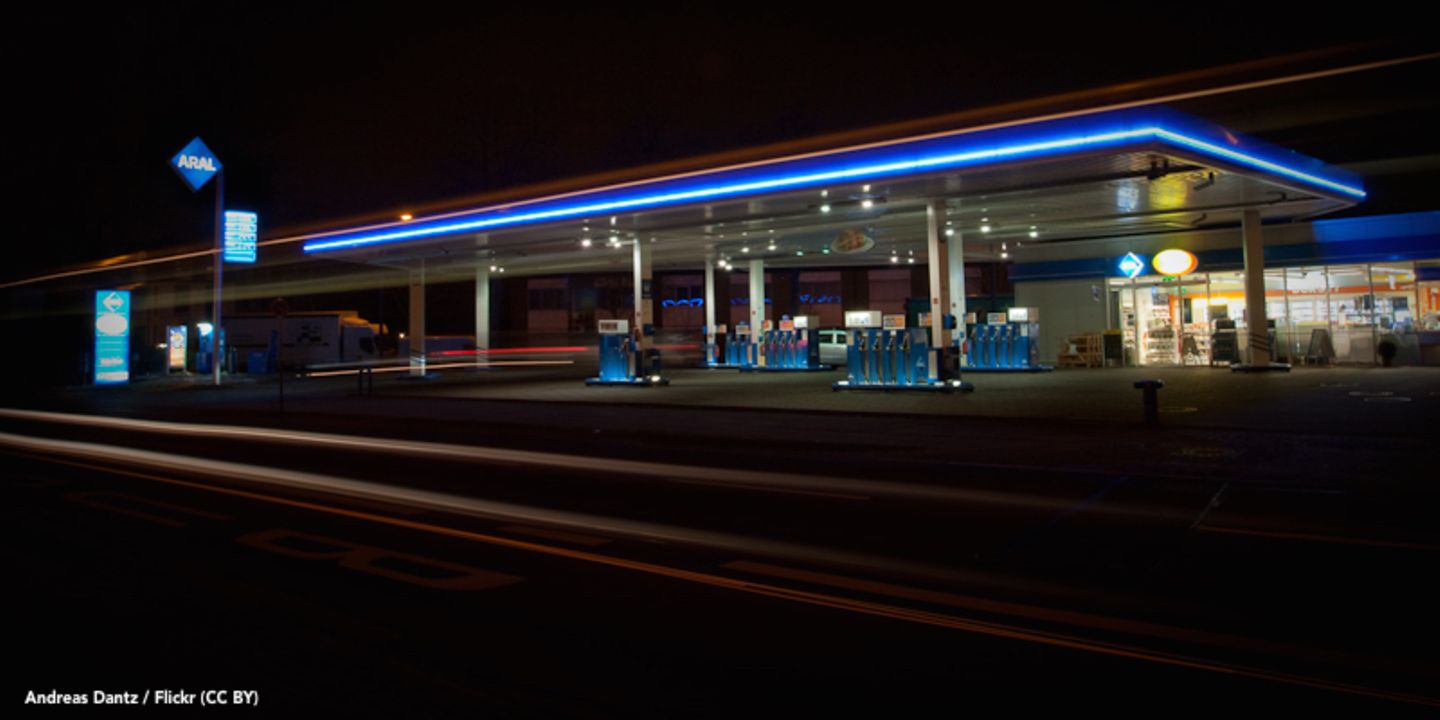 Neulich im Auto: Warum eigentlich… kostet ein Liter Benzin immer 0,9 Cent extra?