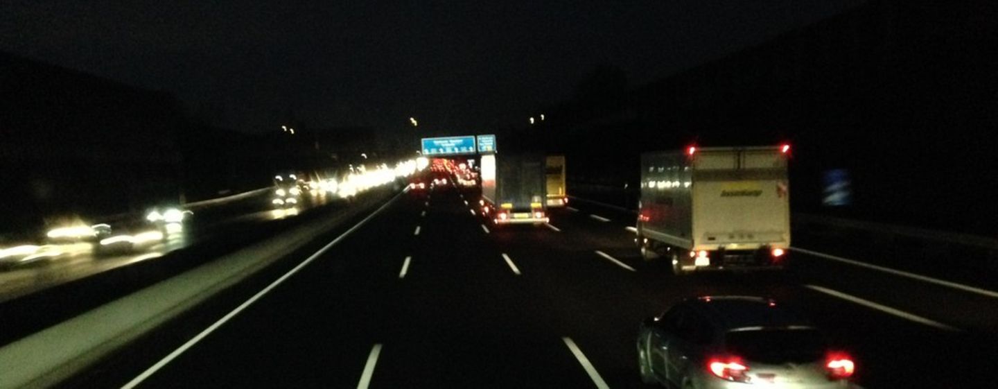 Neulich im Auto: Im Dunkeln auf der Autobahn – purer Stress