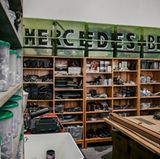 Mercedes Motoring - eines der Werkstattregale