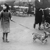 Königin Elizabeth II. als junges Mädchen mit einem Corgi in London