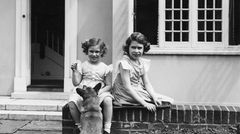 Die Prinzessinnen Elizabeth und Margaret spielen 1936 mit einem Corgi