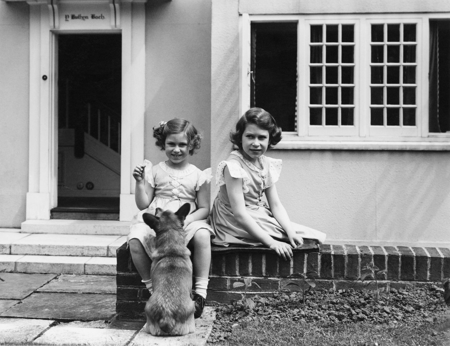 Die Prinzessinnen Elizabeth und Margaret spielen 1936 mit einem Corgi