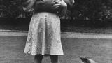 Königin Elizabeth II. 1936 mit zwei Corgis