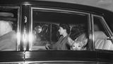 Die Königin Elizabeth II. mit einem Corgi im Auto 1955