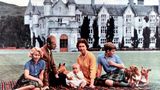Familienpicknick mit Prinzessin Anne, Prinz Philip, Prinz Andrew, der Queen und Prinz Charles. Die Corgis immer dabei.