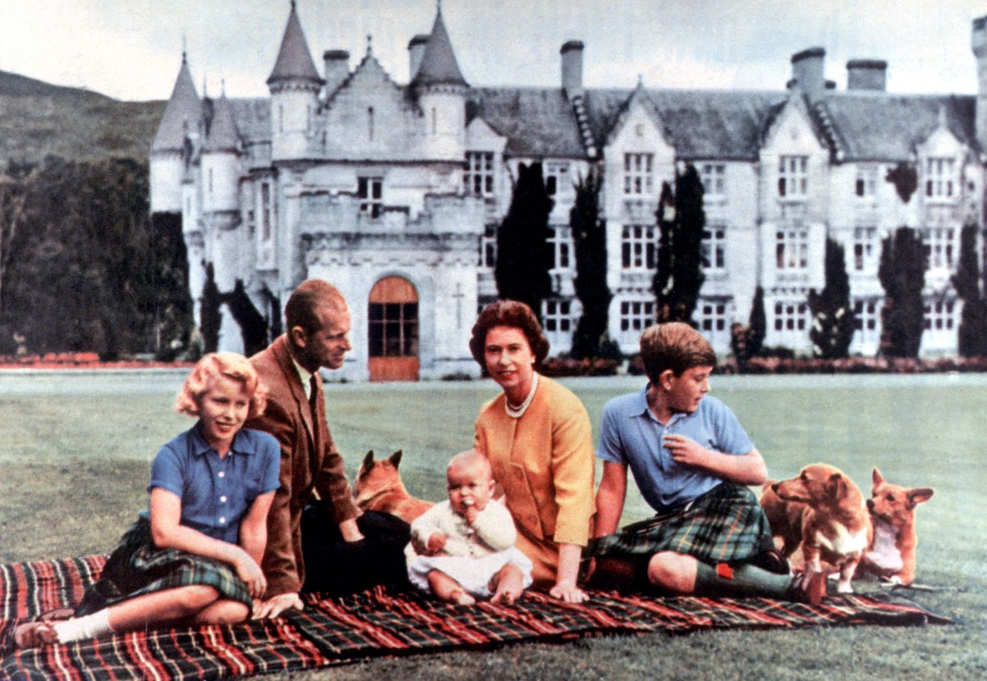 Familienpicknick mit Prinzessin Anne, Prinz Philip, Prinz Andrew, der Queen und Prinz Charles. Die Corgis immer dabei.