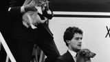 Zwei Diener der Queen tragen zwei Corgis 1983 aus einem Flugzeug