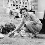 Königin Elisabeth II mit einem Corgi 1984 im Windsor Great Park
