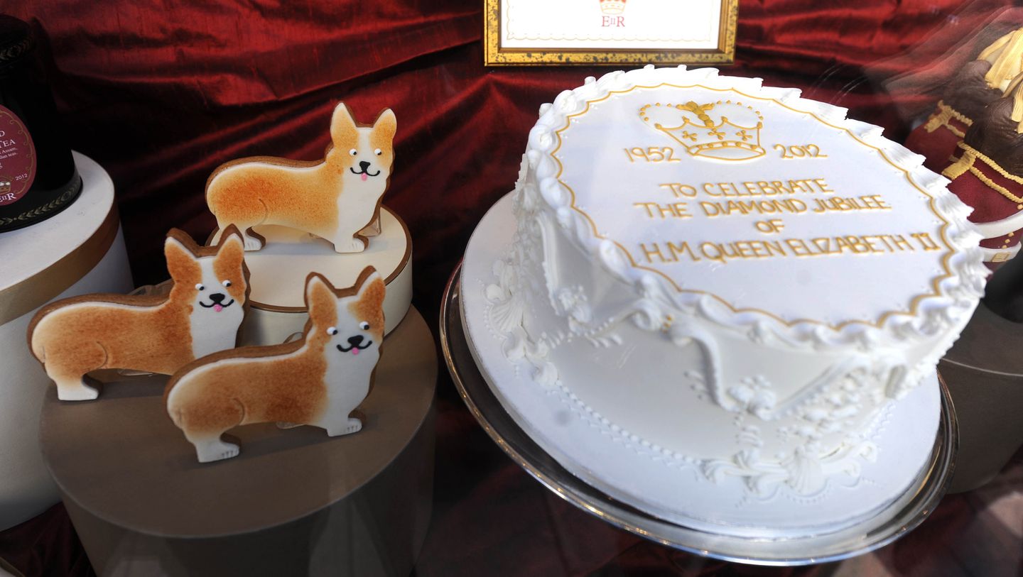 Eine Torte und Schokolade in Form von Corgis