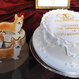 Eine Torte und Schokolade in Form von Corgis