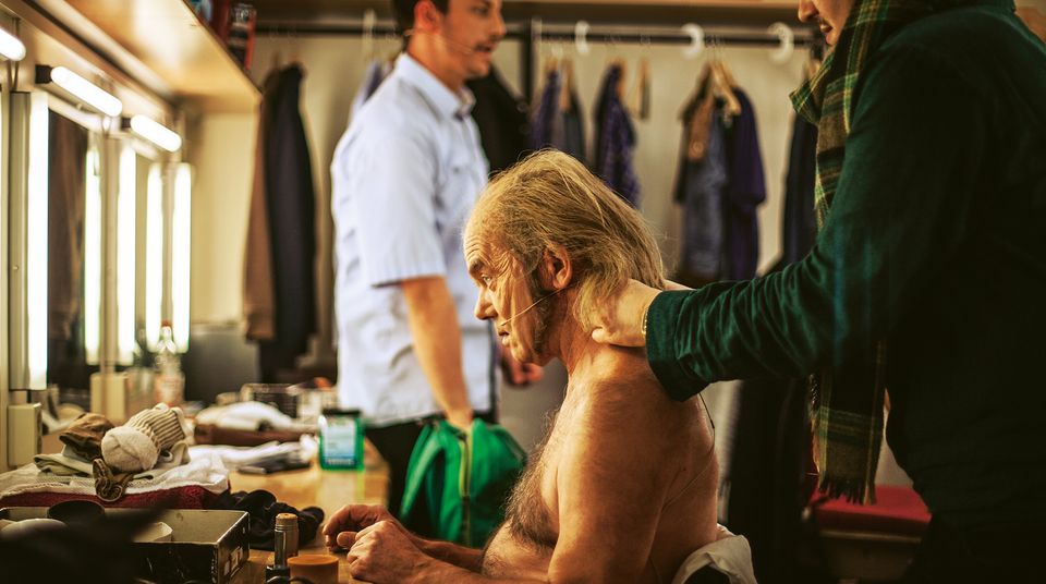 Corny Littman lässt sich vor seinem Auftritt im Schmidt-Theater schminken