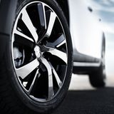 Auf Wunsch steht er auf 17 Zoll großen Leichtmetallfelgen.