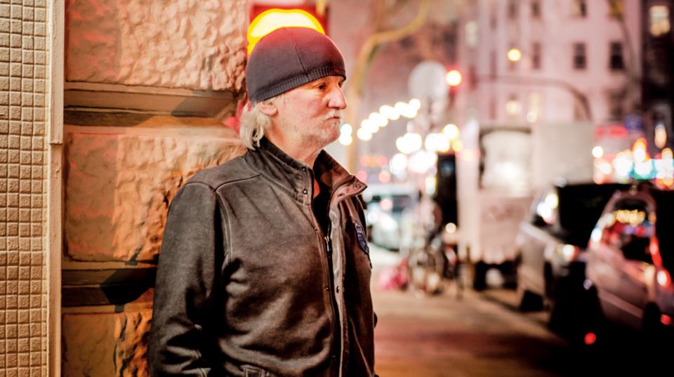 Ex-Lude Werner steht mit versunkenem Blick an einer Hausecke angelehnt