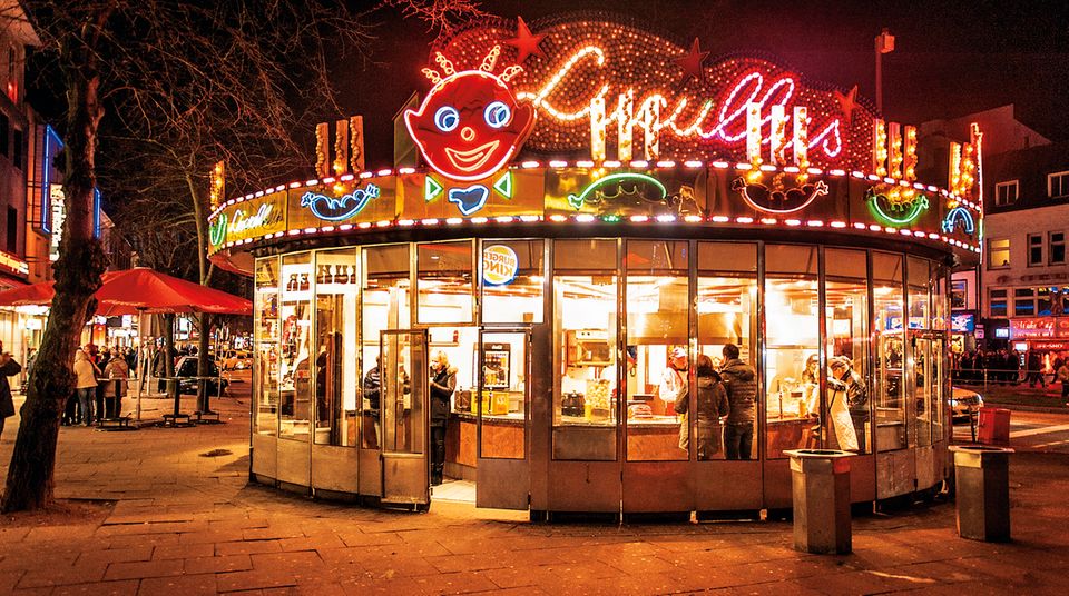 Eine Bratwurstbude auf der Reeperbahn erstrahlt hell erleuchtet