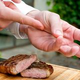 Garpunkt: well done (durch)  Werkzeug: Handballen  So funktioniert's: Legen Sie den kleinen Finger auf den Daumen und drücken unterhalb des Daumens auf Ihren Muskel. Das Ergebnis sollte hart, aber elastisch sein. Vergleichen Sie jetzt das Fleisch mit dem Handballen, wenn es sich gleich anfühlt, haben Sie ein durchgebratenes Steak.