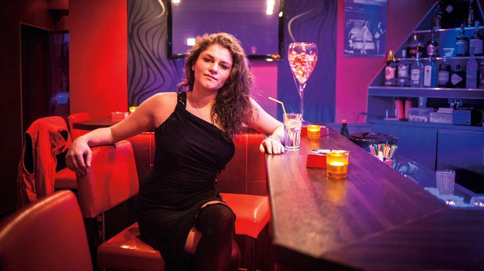 Reeperbahn-Reportage: Barkeeperin Elena sitzt am Thresen