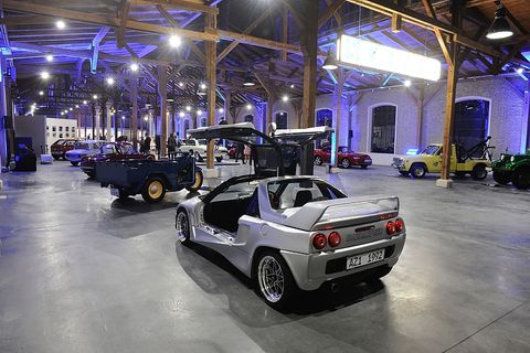 Rund 30 Autos stehen bereit in der Halle