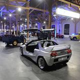 Rund 30 Autos stehen bereit in der Halle