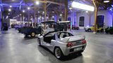 Rund 30 Autos stehen bereit in der Halle