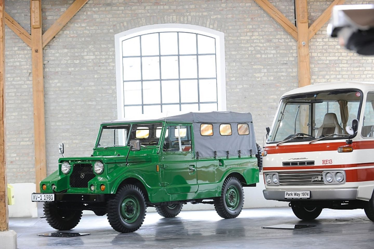 Seltene Autos, wohin das Auge blickt: ein Mazda Pathfinder XV 1 (links) und ein Park Way (Baujahr 1974)