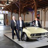 Die Freys posieren stolz vor dem Luce