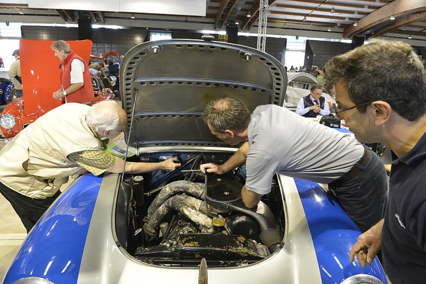 Mille Miglia die Techniker haben alle Hände voll zu tun