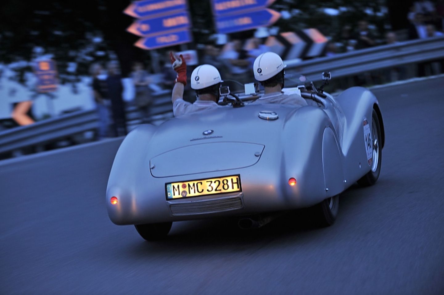 Mille Miglia - Einfahrt nach Rom im BMW 328