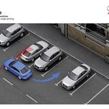 Der Querpark-Assistent hilft beim Ausparken