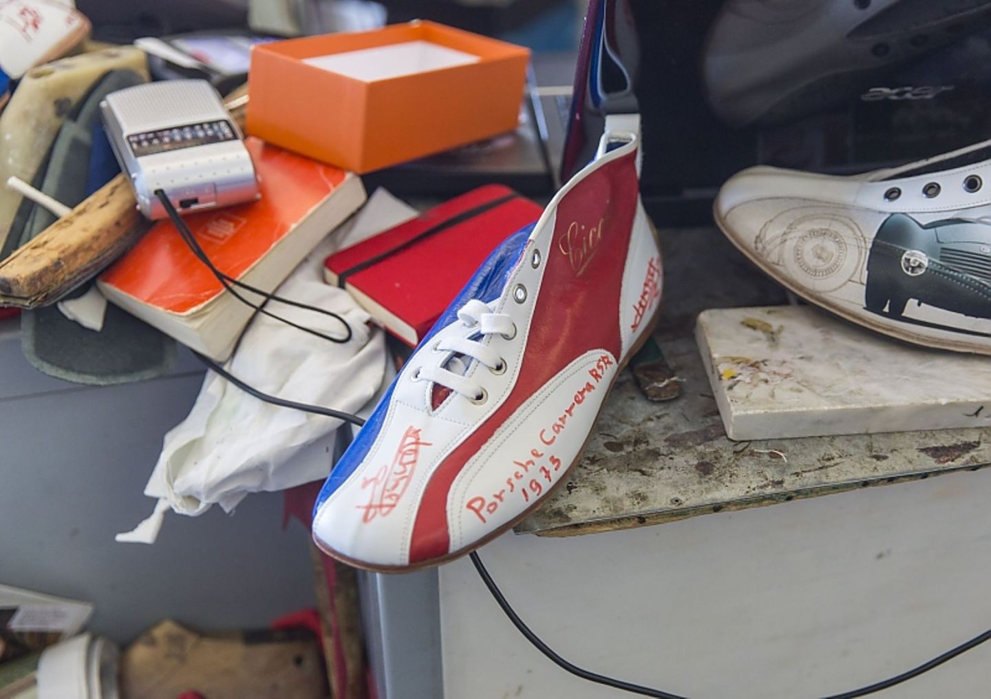 Auch heute mit 80 Jahren fertigt Ciccio noch seine Rennfahrer-Schuhe