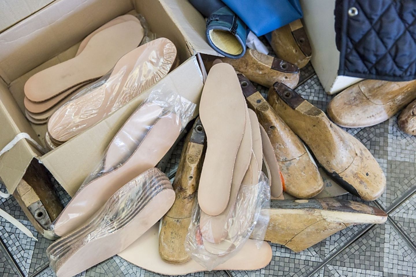 Ciccio führt das Schuhmacher-Handwerk noch traditionell aus