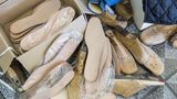 Ciccio führt das Schuhmacher-Handwerk noch traditionell aus