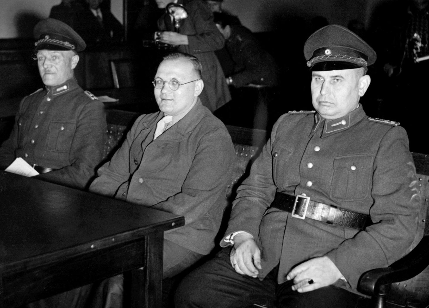 Der Serienmörder Rudolf Pleil (Mitte) vor Gericht Der Serienmörder Rudolf Pleil (Mitte) vor Gericht