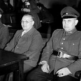 Der Serienmörder Rudolf Pleil (Mitte) vor Gericht