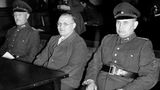 Der Serienmörder Rudolf Pleil (Mitte) vor Gericht