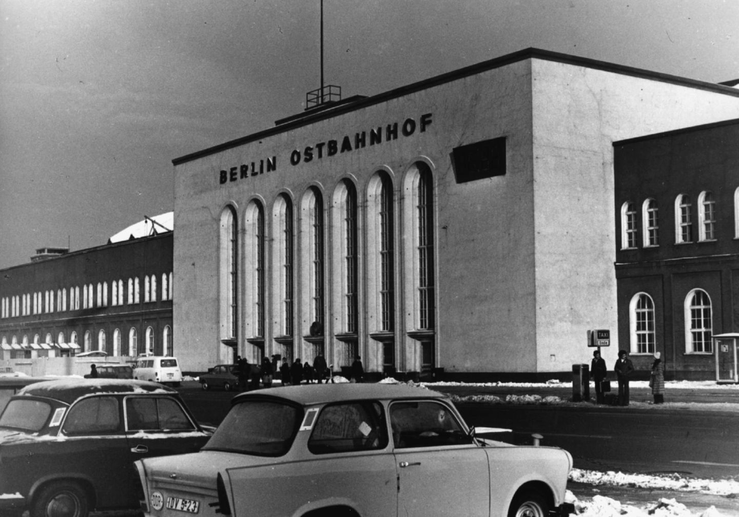Der Berliner Ostbahnhof, der bis 1950 Schlesischer Bahnhof hieß Der Berliner Ostbahnhof, der bis 1950 Schlesischer Bahnhof hieß