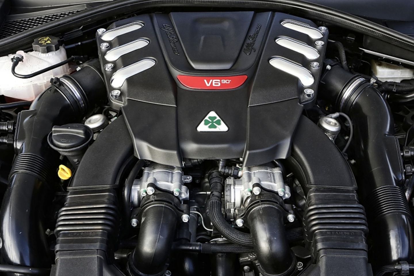 Der V6-Motor feuert 510 PS auf die Kurbelwelle